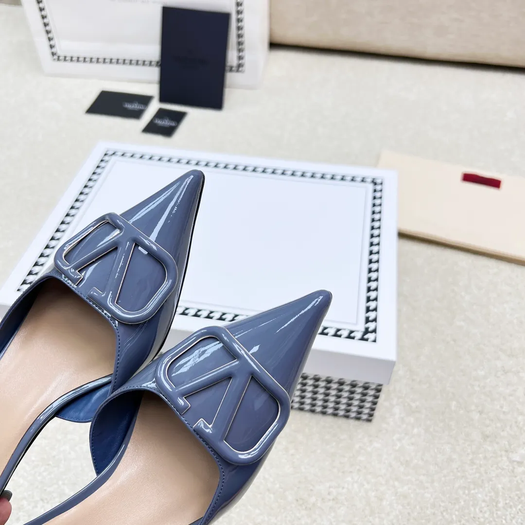 👟👟Ex-factory price 500👟👟 VALENTINO latest V Logo buckle back empty slippers 🔥🔥🔥 🕳️🕳️🕳️ Exclusive original 1-1 development, no goods without the original 〰 ɪɴѓᴏʀᴍᴀᴛɪᴏɴ 〰 Buckle: V-LoGo leather buckle Material: Imported patent leather Lining: full-grain sheepskin Outsole: Italian through-dyed cowhide Midsole: Italian original craft material Process: computer stitching, machine shaping Heel height: 4.0/8cm Made in Italy 🇮🇹 Ready-made code: 35 36 37 38 39 Ready-made custom code: 34 40 41 Delivery period 1-3 days Not retreating